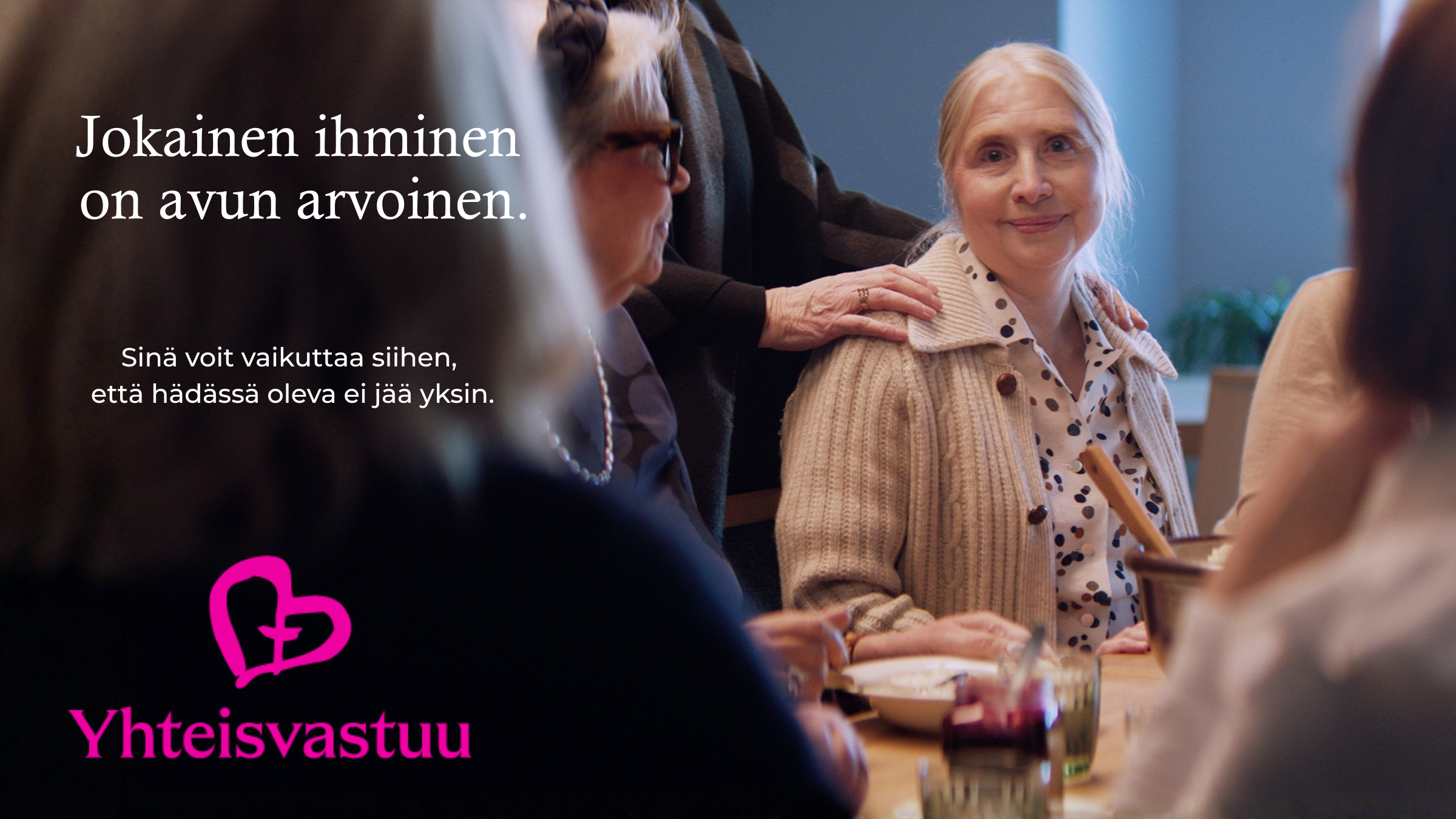 Iäkäs nainen keskellä, muut hoivaavat häntä. Yhteisvastuun sydänlogo.