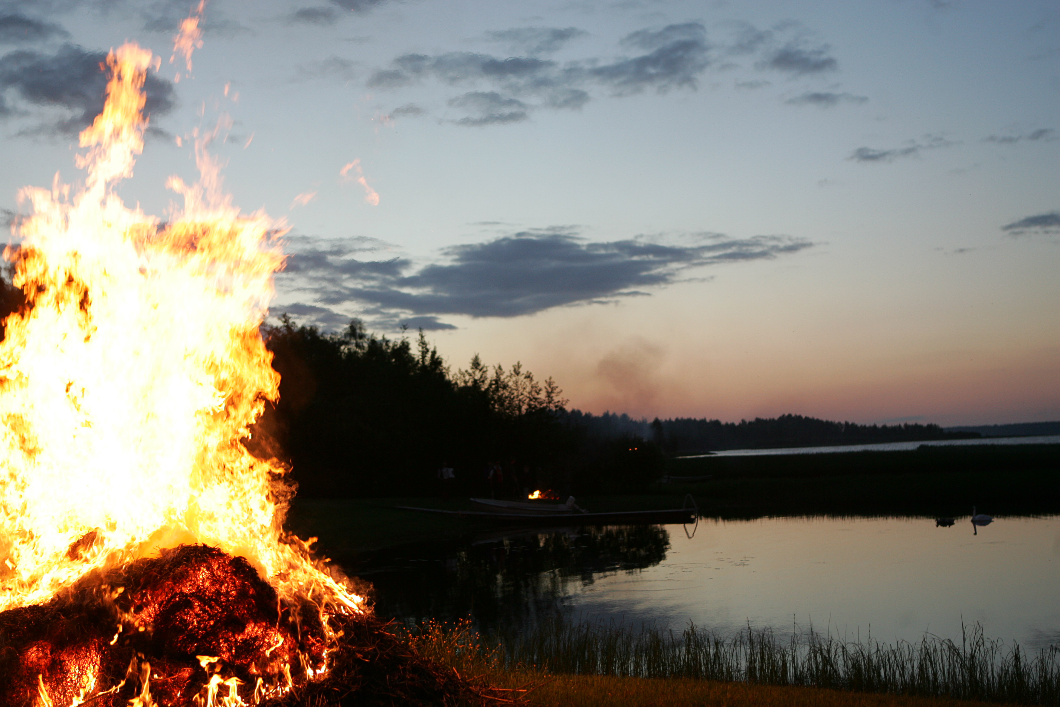 Juhannuskokko palaa rannalla.