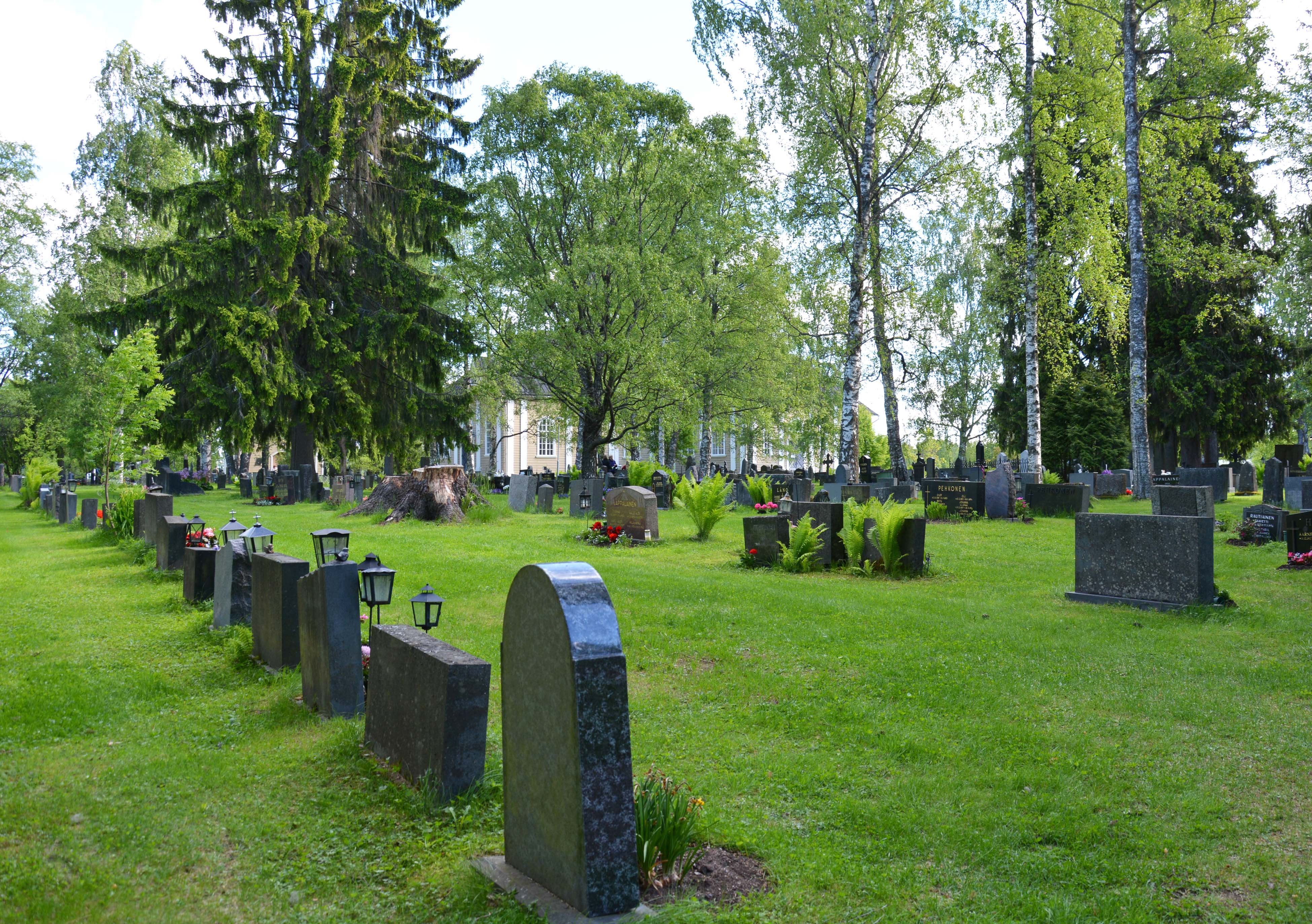 Hautakivirivistöjä Iisalmen Vanhalla hautausmaalla.