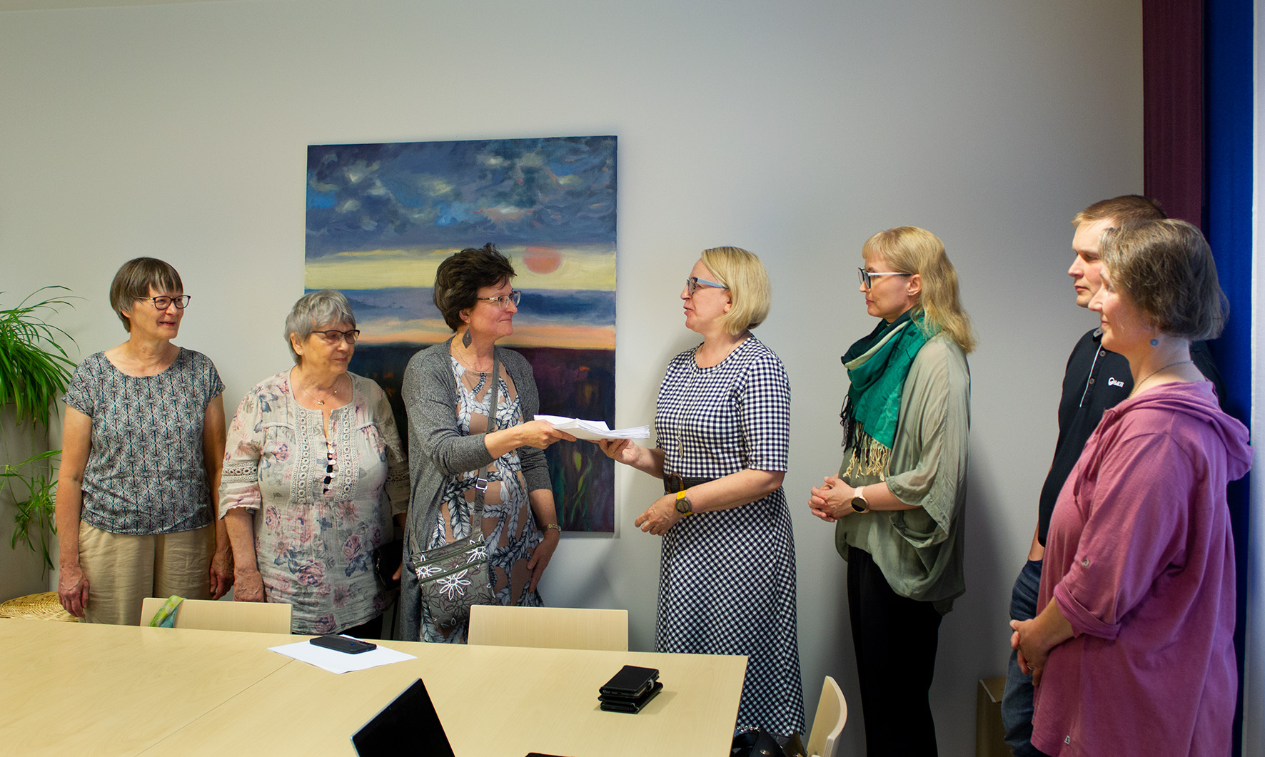 Vetoomuksen luovuttivat Päivi Komulainen, Marja Liisa Eskelinen ja Helena Kainulainen. Vastaanottamassa oli...