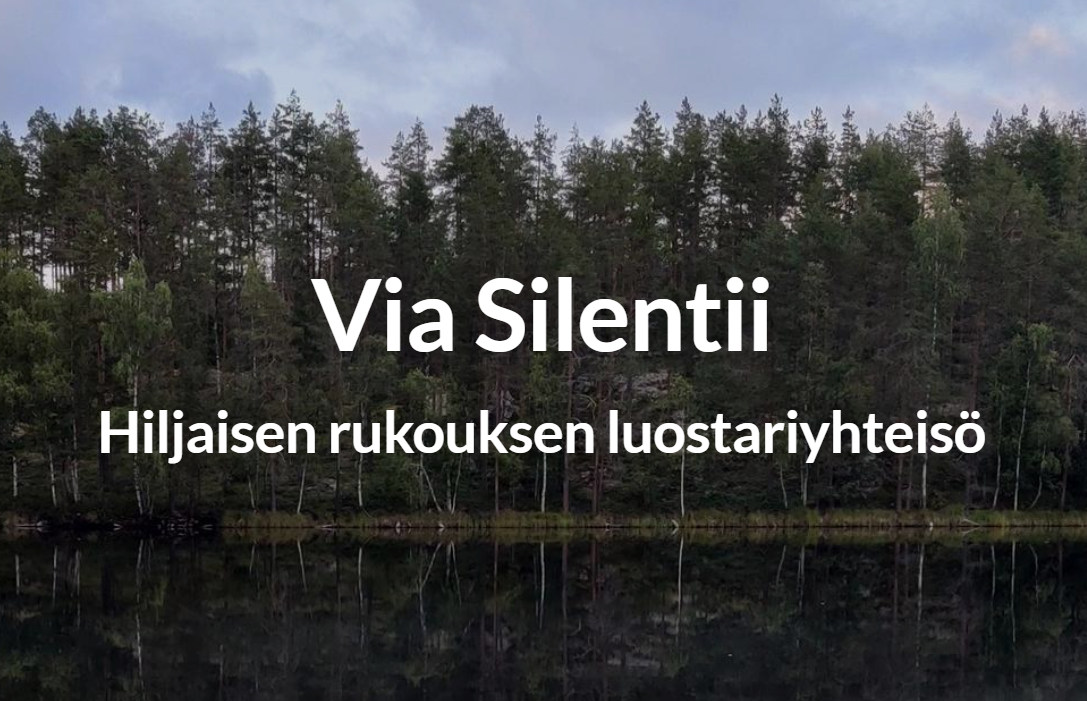Tummanpuhuva järvenpinta johon tummat puut heijastuvat. Päällä valkealla teksti: Via Silentii, hilajaisen r...