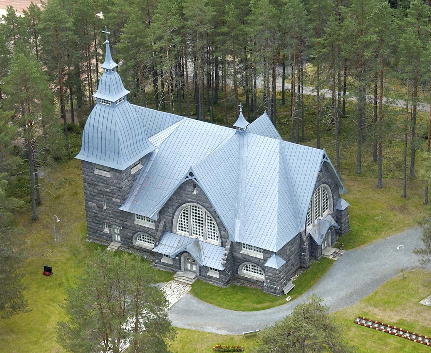 Ilmakuva Varpaisjärven Pyhän Mikaelin kirkosta.
