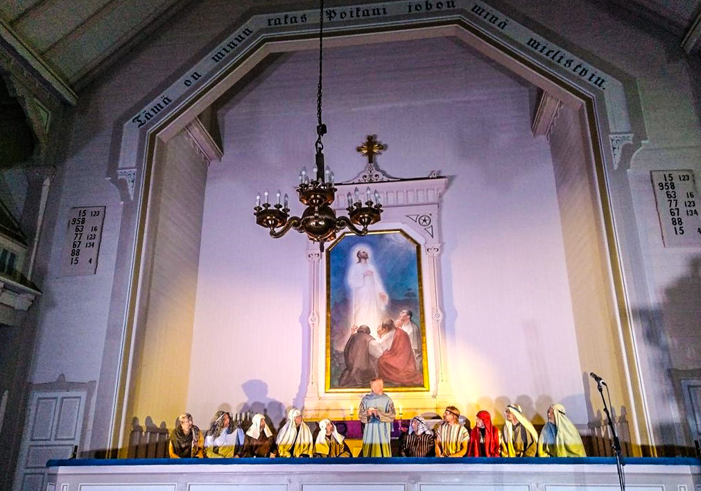 Lapinlahden kirkon alttarilla jeesus ja opetuslapset näytelmässä Rauhanviejä, rauhantuoja.