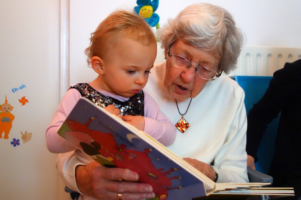 Mummo lukee lapselle.