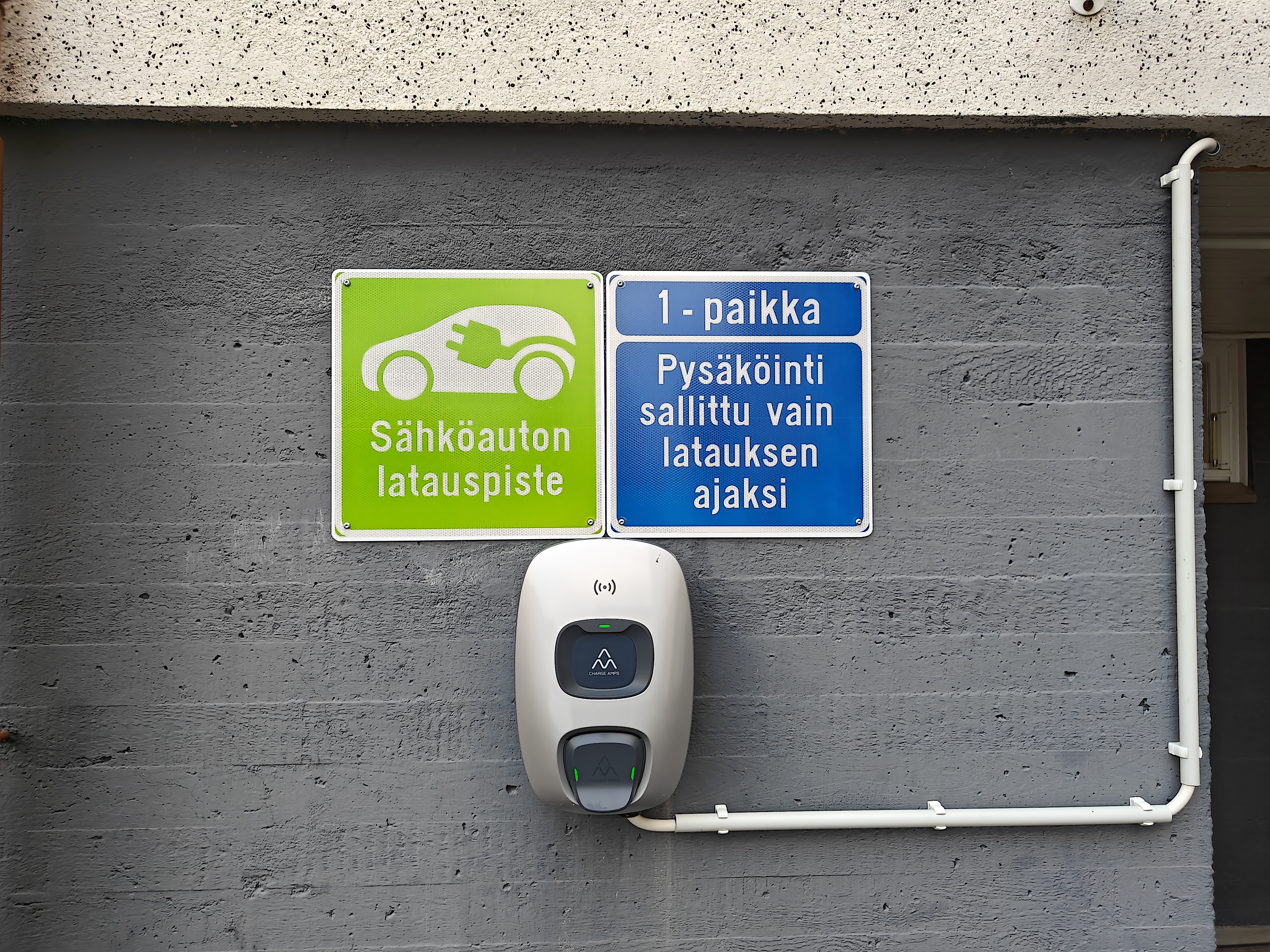 Sähköauton latausasema.