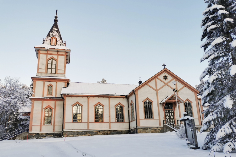 Keiteleen kirkko ulkoa talvella.