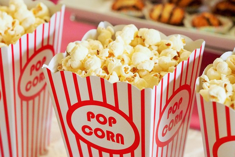 Popcornit leffaillassa.