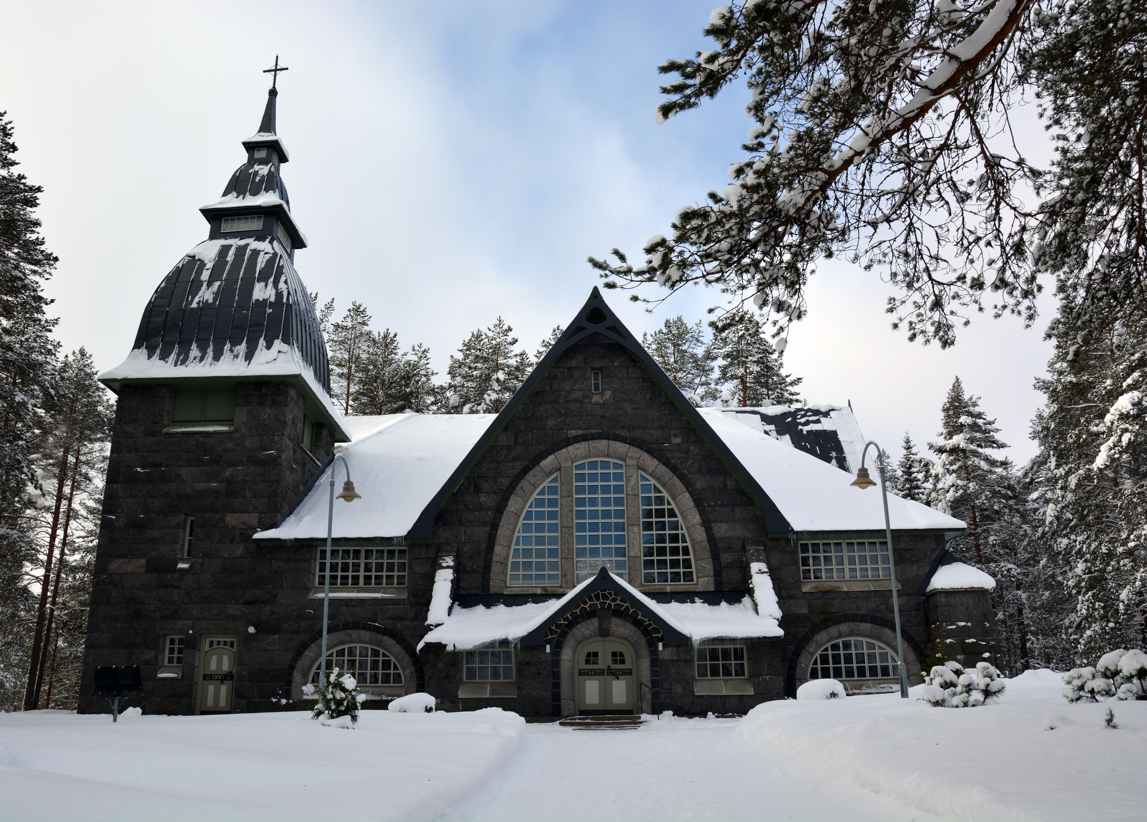 Varpaisjärven Pyhän Mikaelin kirkko ulkoa talvella.