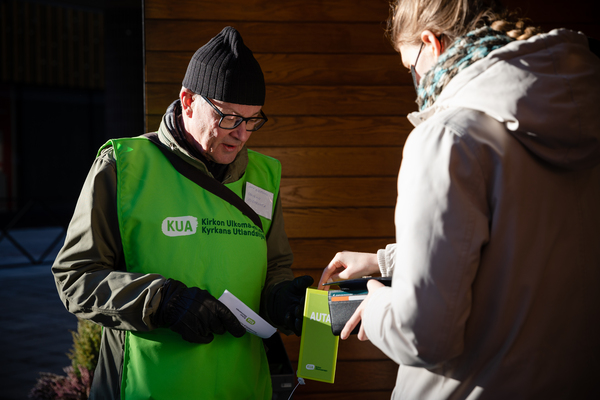 Lipaskerääjä Juha tiistaina 1.3.2022 Espoon Tapiolassa kauppakeskus Ainoassa keräämässä varoja.