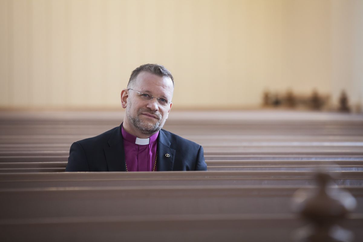 Piispa Jari Jolkkonen Kuopion Tuomiokirkossa.