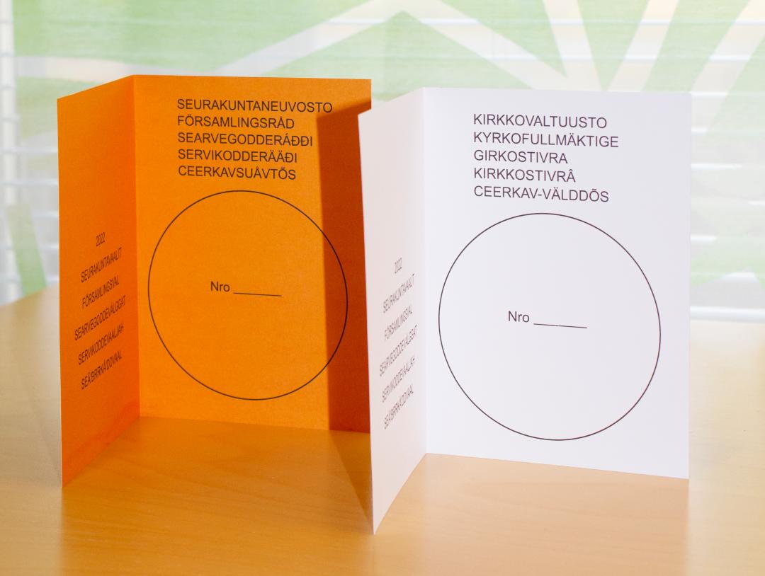 Oranssi ja valkoinen vaalilippu. 