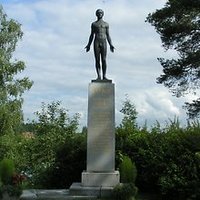 Sankariniemen hautausmaalla oleva Eemil Halosen veistämä sankaripatsas v. 1918 kaatuneille.
