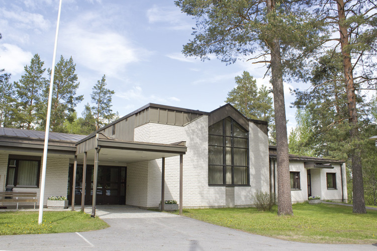 Seurakuntatalo ja toimistot (Seurakuntatalon salissa osallistujamäärä enintään 20 henkilöä) Sonkajärven seurakuntatalon pääsisäänkäynti.